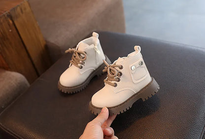 Bota infantil con botón pequeño