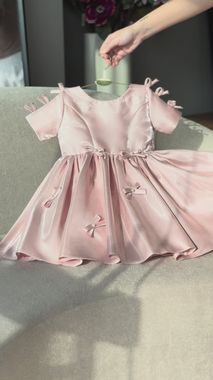 Vestido de fiesta infantil rosa con lazos 