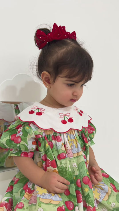 Vestido infantil con cuello de cereza