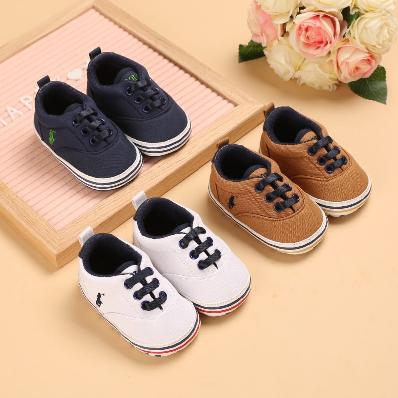 Boys' sneakers with a little horse design.