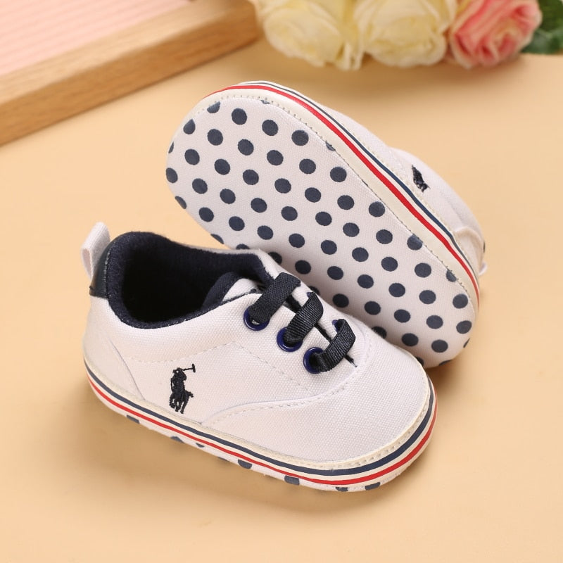 Boys' sneakers with a little horse design.