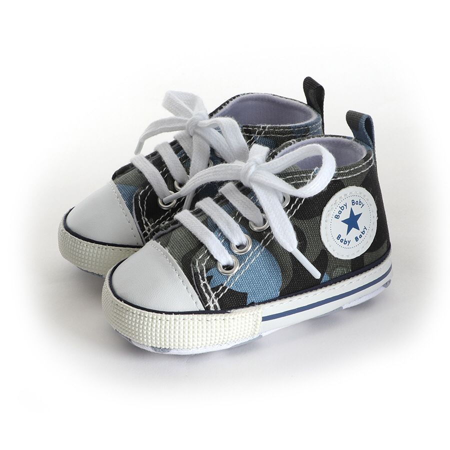 Zapatillas deportivas con estrellas de camuflaje