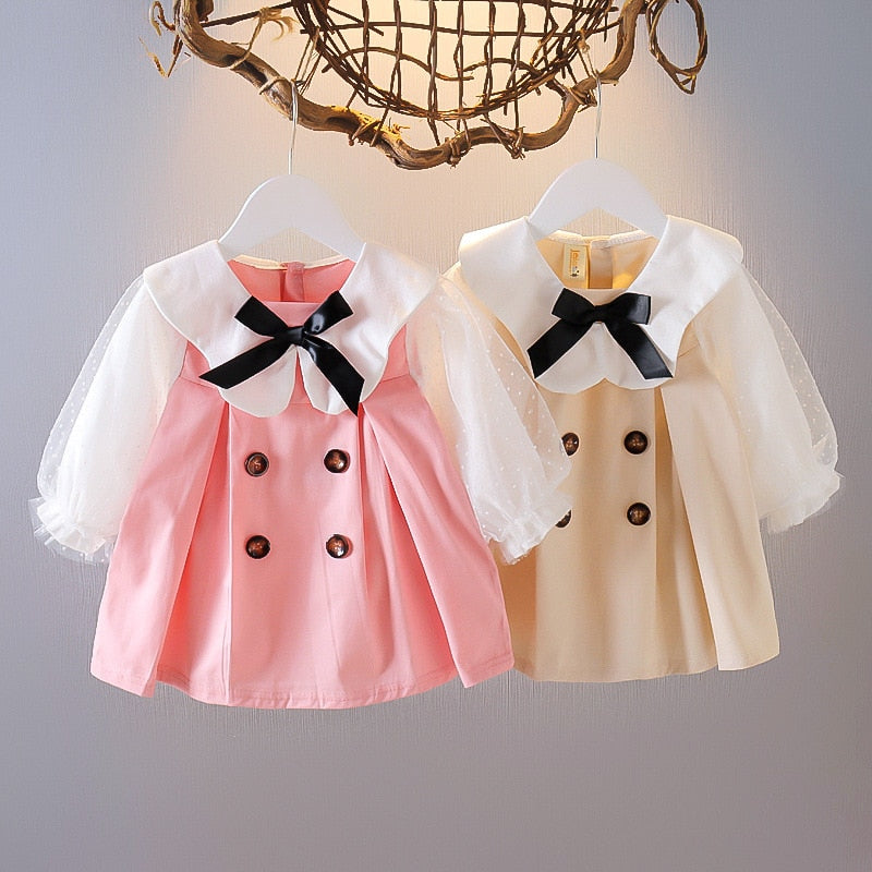 Vestido infantil vintage con encaje negro y botones.