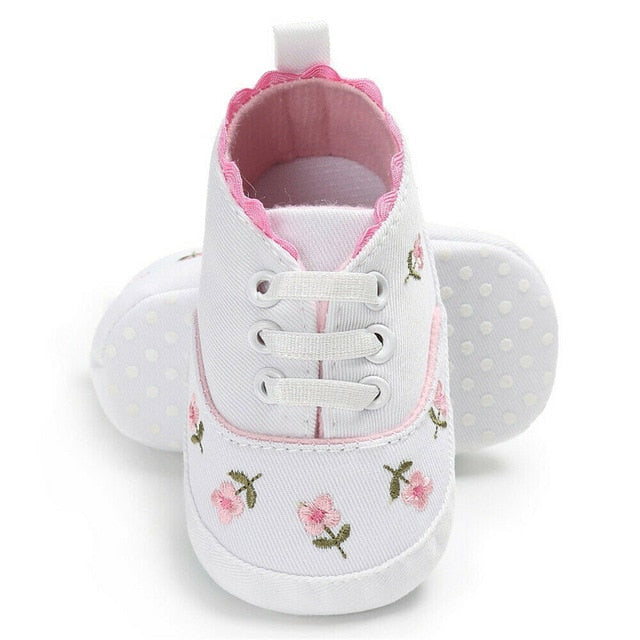 Zapatillas de bebé niña con flores bordadas