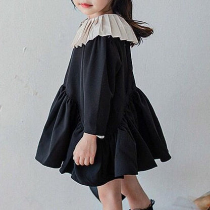 Vestido negro y cuello blanco para niños 