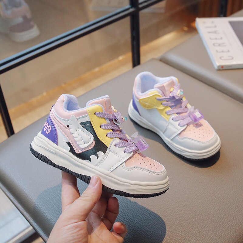 Zapatillas deportivas para niños con alas de colores 