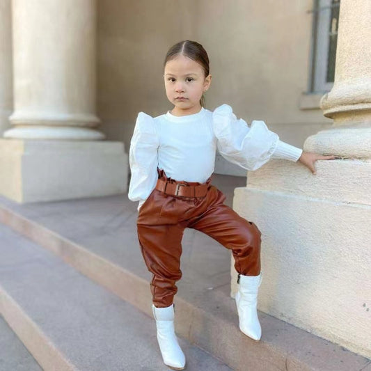 Conjunto infantil con pantalón marrón con cinturón.