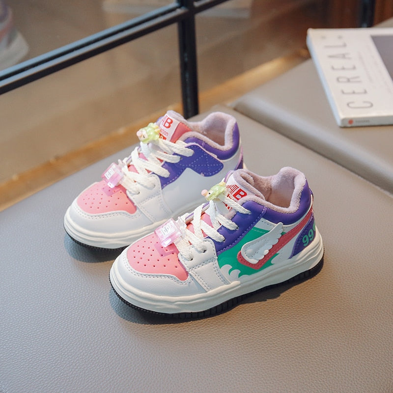 Zapatillas deportivas para niños con alas de colores 