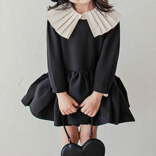 Vestido negro y cuello blanco para niños 
