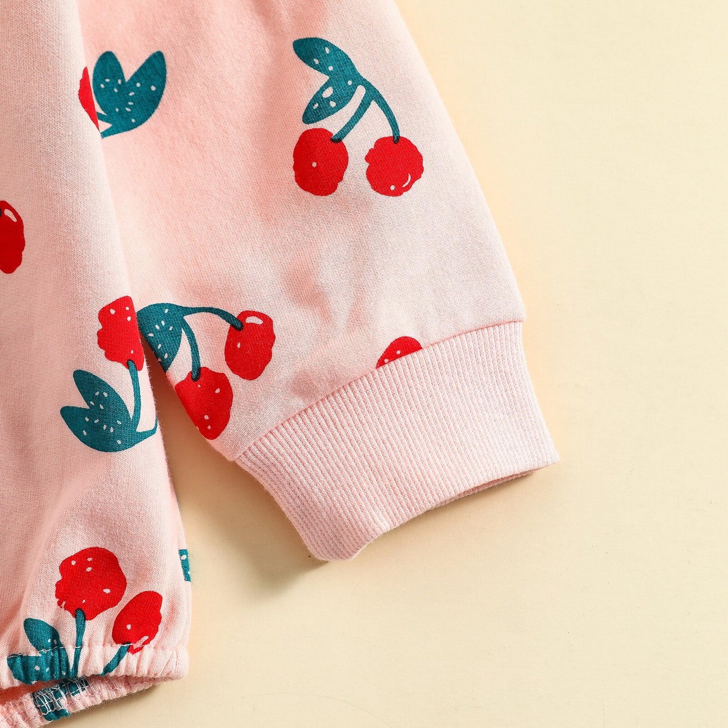 Mono de manga larga con estampado de cerezas y cinta para el pelo