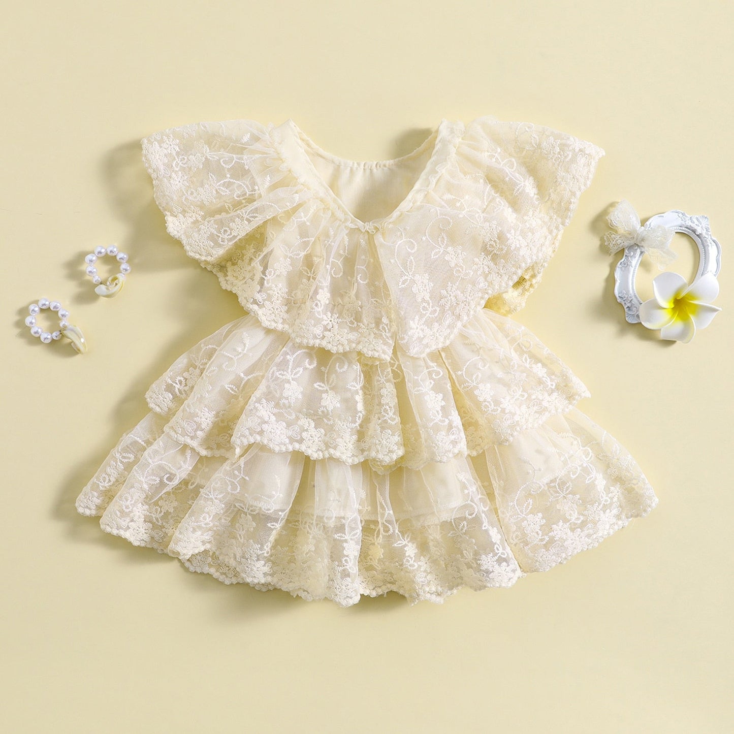 Vestido informal con mangas voladoras, encaje floral y volantes escalonados
