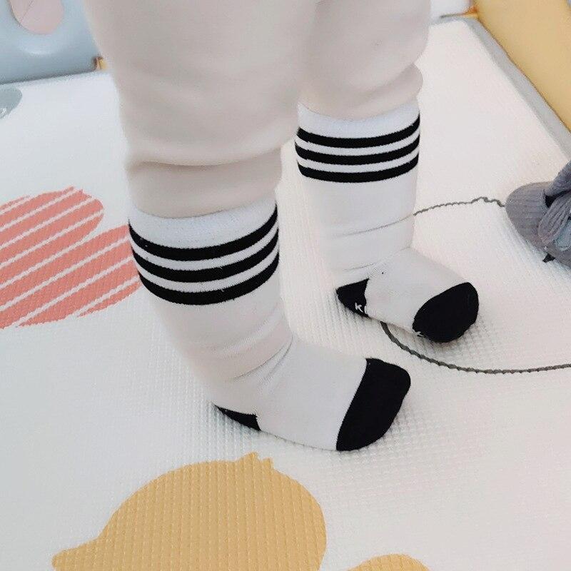 Calcetines blancos y negros para niños