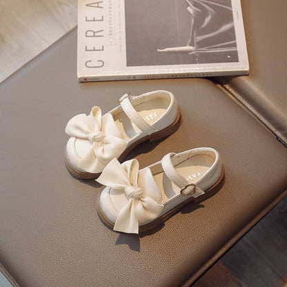 Zapatos de pajarita con cierre de corazón 