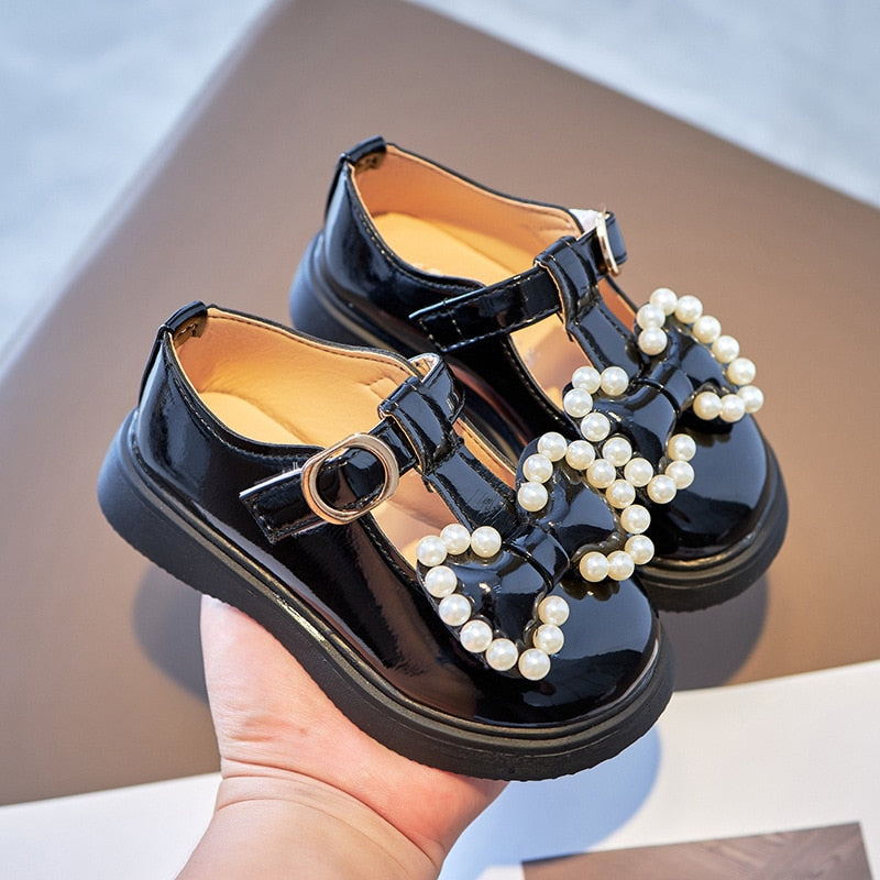 Zapatos con perlas y lazo