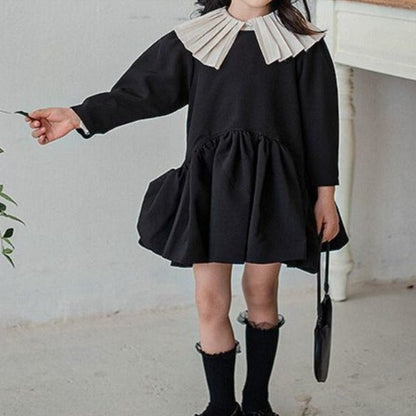 Vestido negro y cuello blanco para niños 
