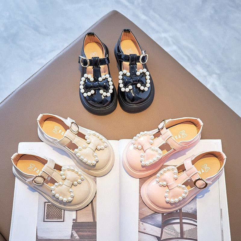 Zapatos con perlas y lazo