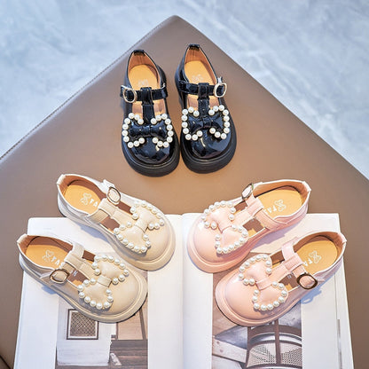 Zapatos con perlas y lazo