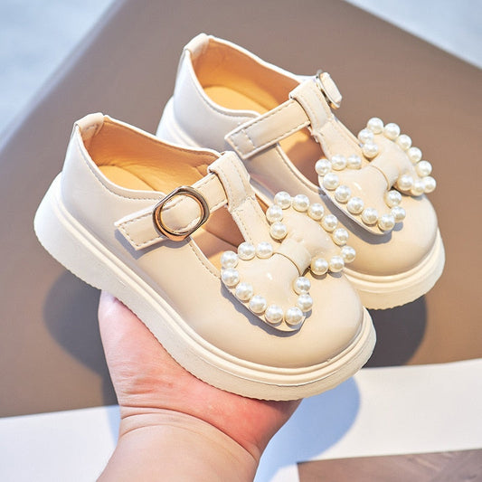 Zapatos con perlas y lazo
