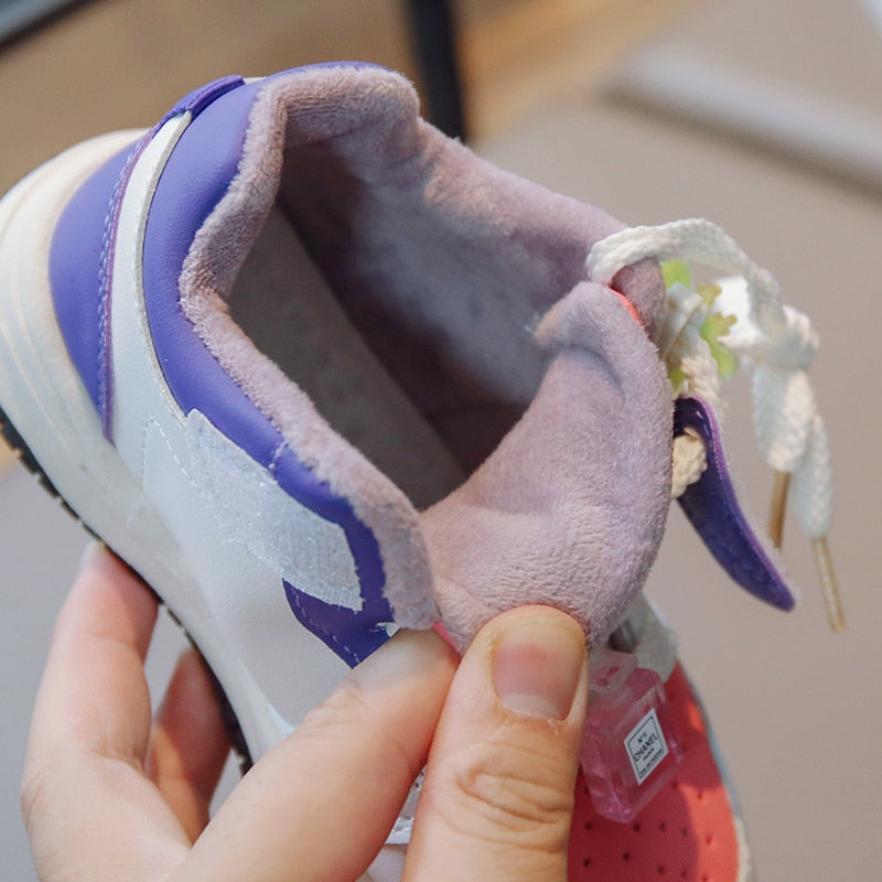 Zapatillas deportivas para niños con alas de colores 