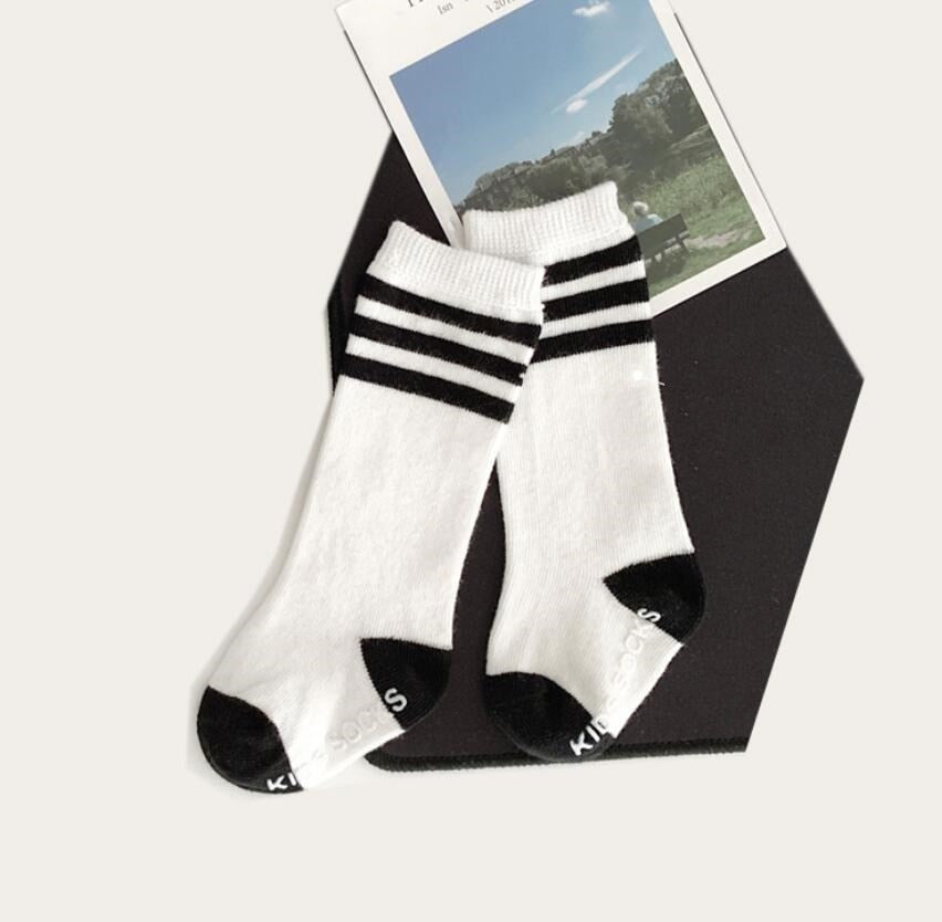 Calcetines blancos y negros para niños