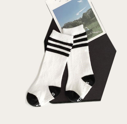 Calcetines blancos y negros para niños