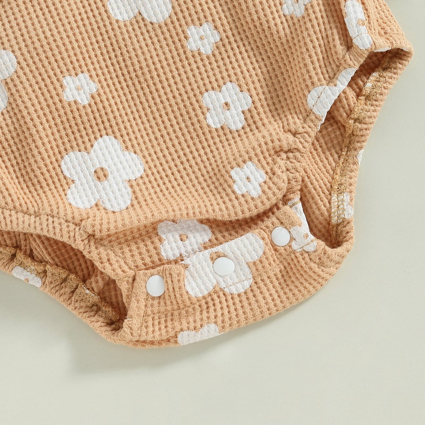 Mono informal con estampado floral, mangas con volantes y diadema