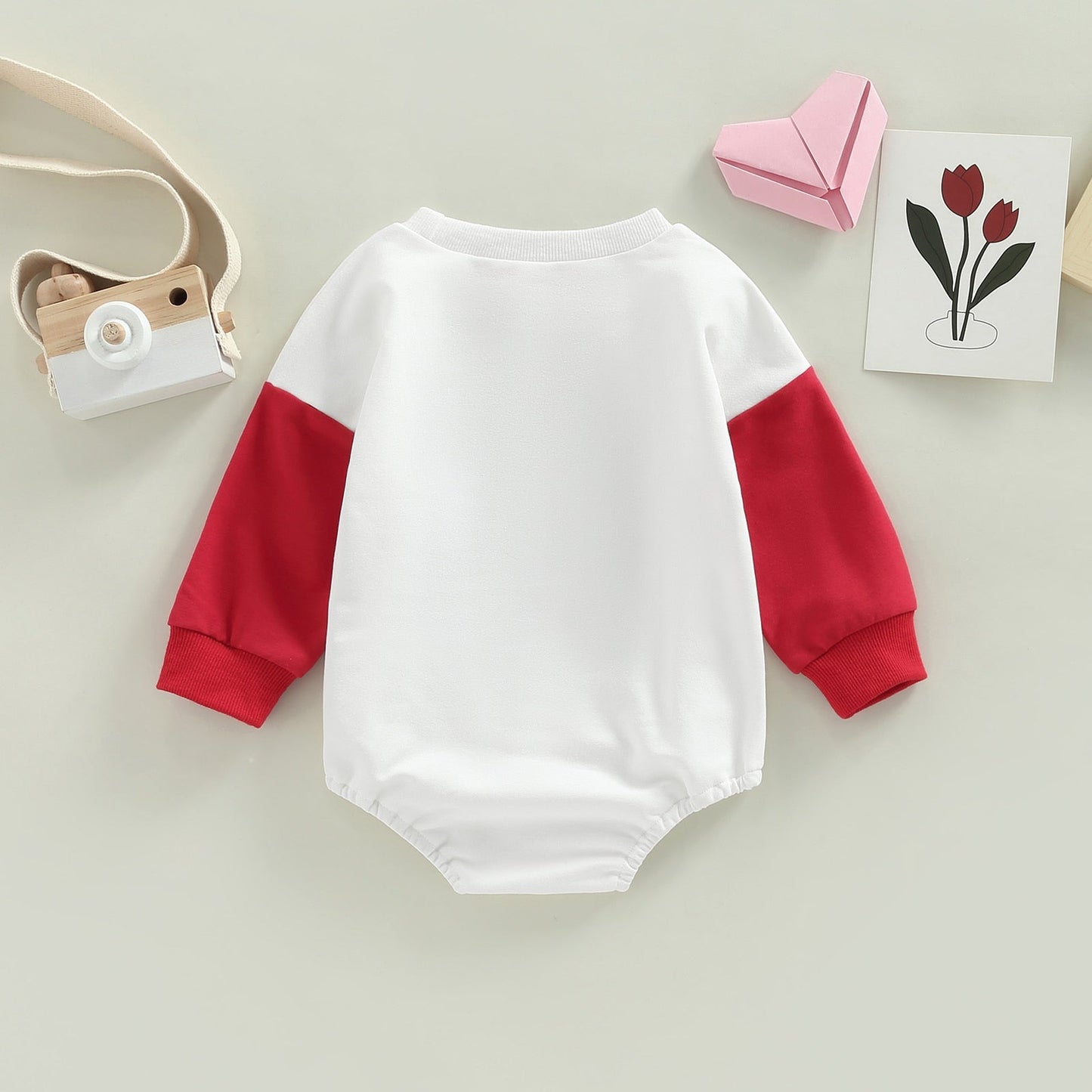 Body infantil con mangas rojas