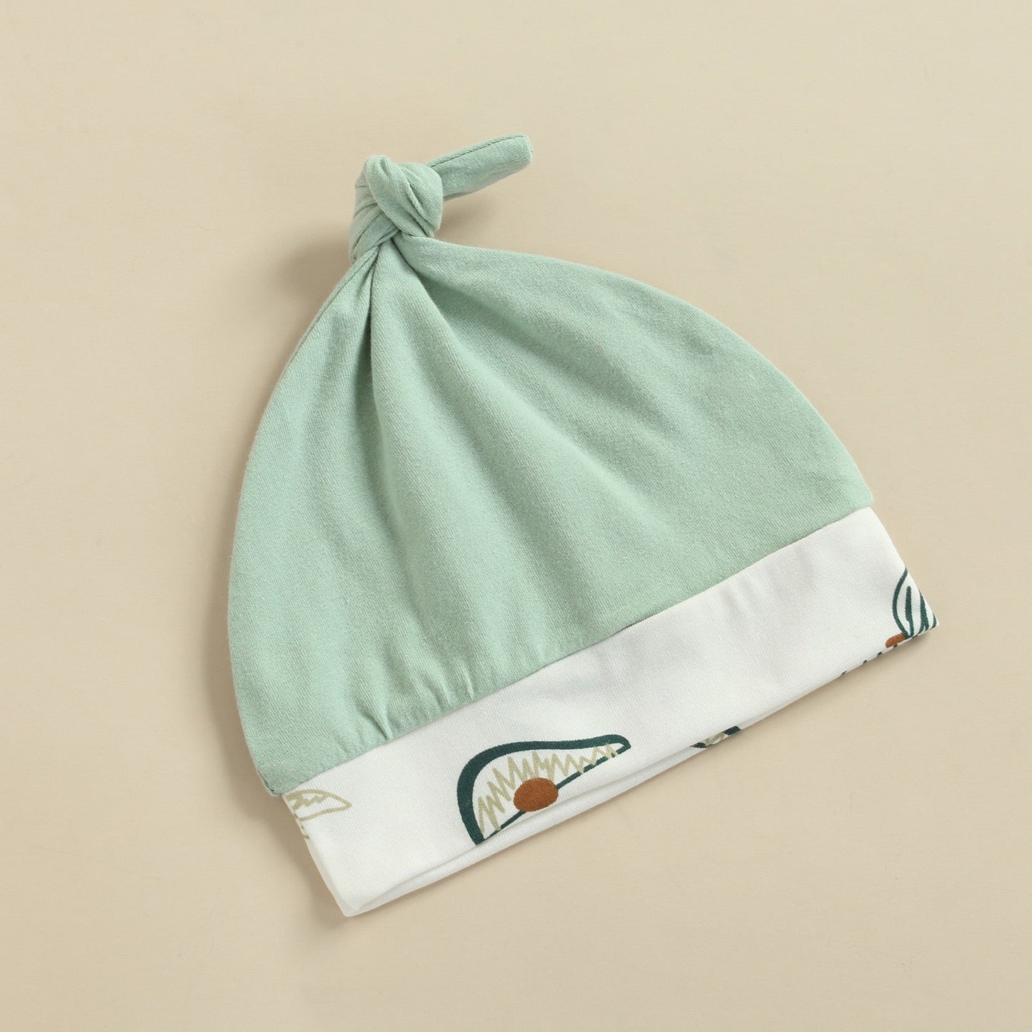 Mono de aguacate con gorra 