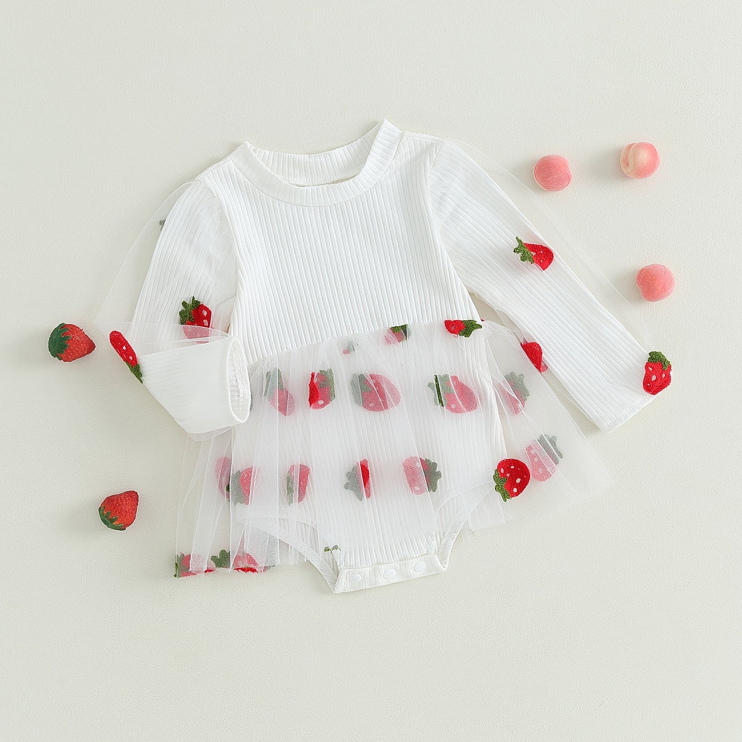 Cuerpo de niños con fresas