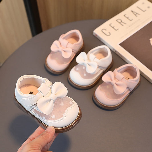 Zapato infantil vintage con lazo y corazón 