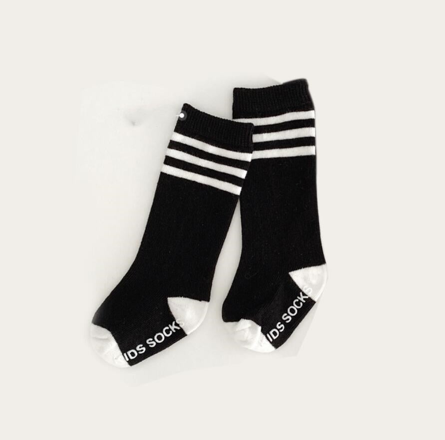 Calcetines blancos y negros para niños