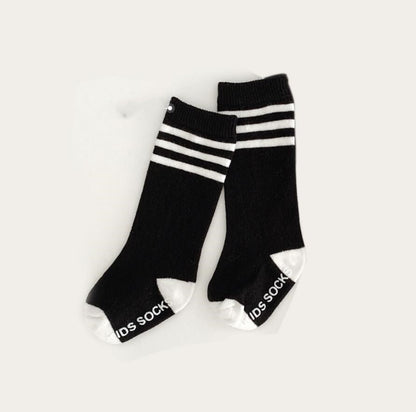 Calcetines blancos y negros para niños
