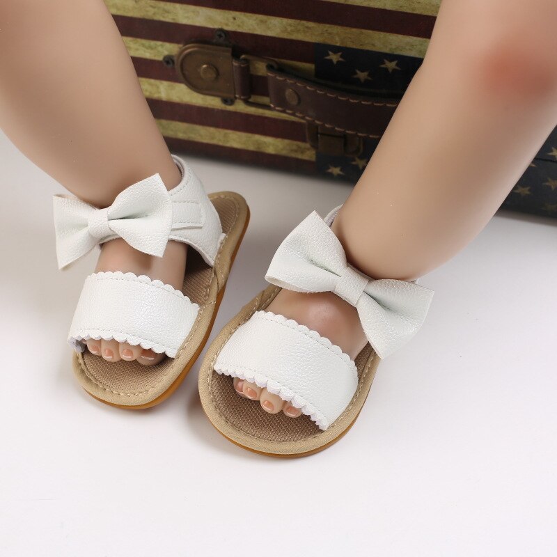 Sandalia con lazo y velcro
