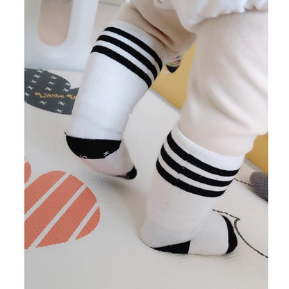 Calcetines blancos y negros para niños