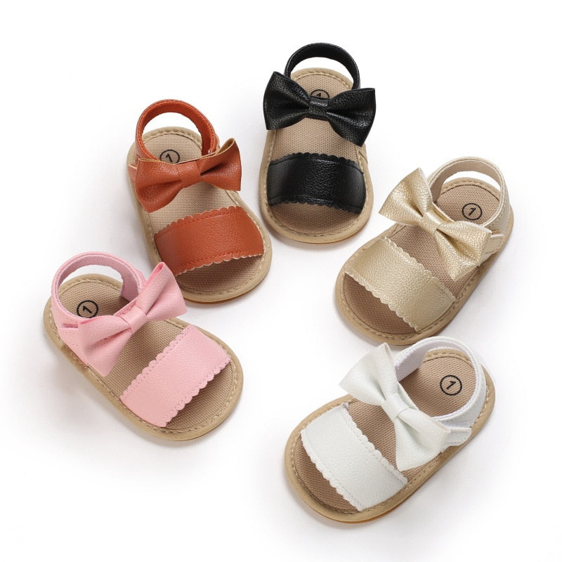 Sandalia con lazo y velcro