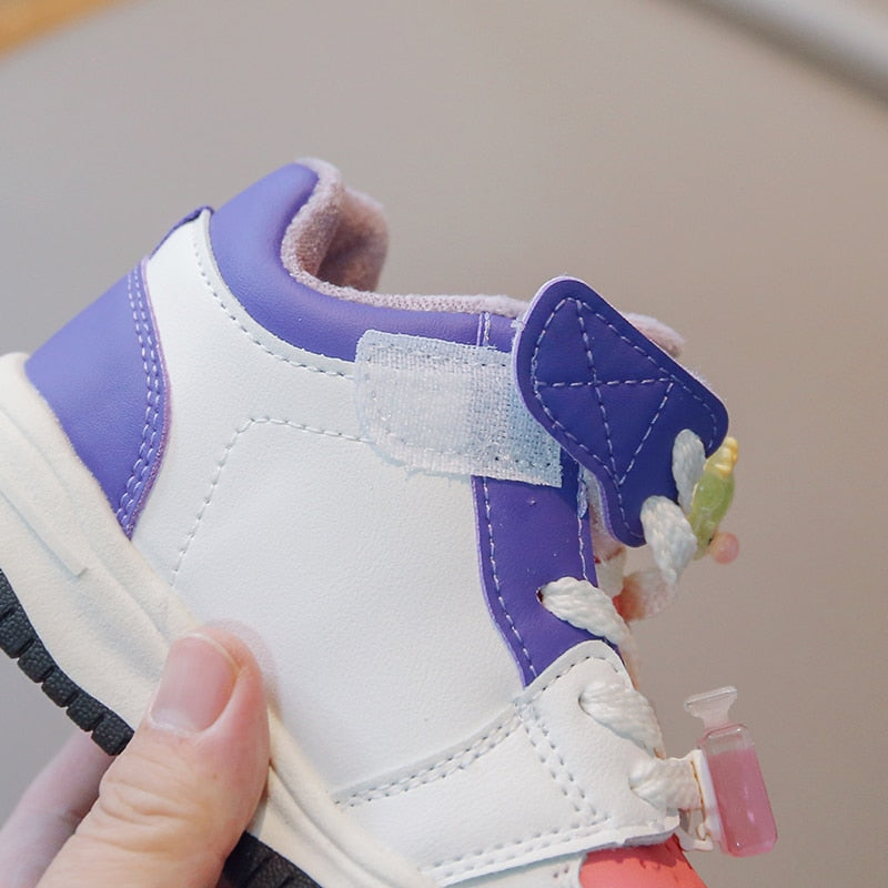 Zapatillas deportivas para niños con alas de colores 