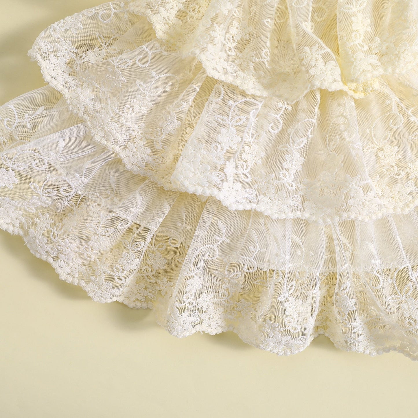 Vestido informal con mangas voladoras, encaje floral y volantes escalonados