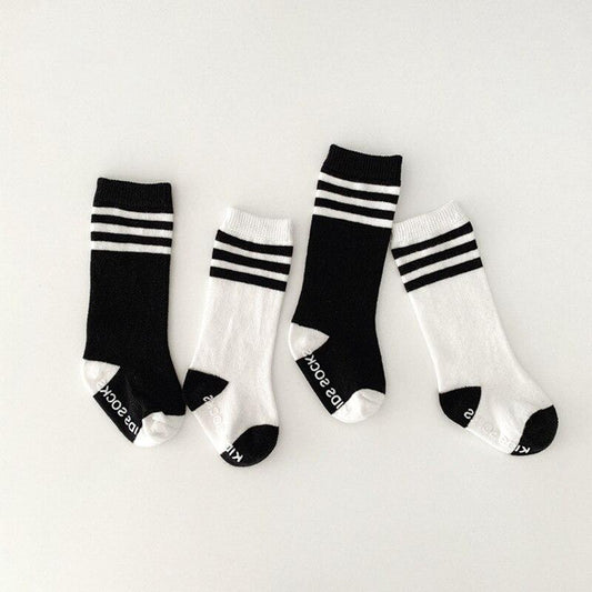 Calcetines blancos y negros para niños