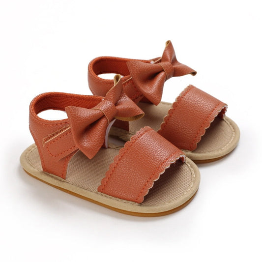 Sandalia con lazo y velcro