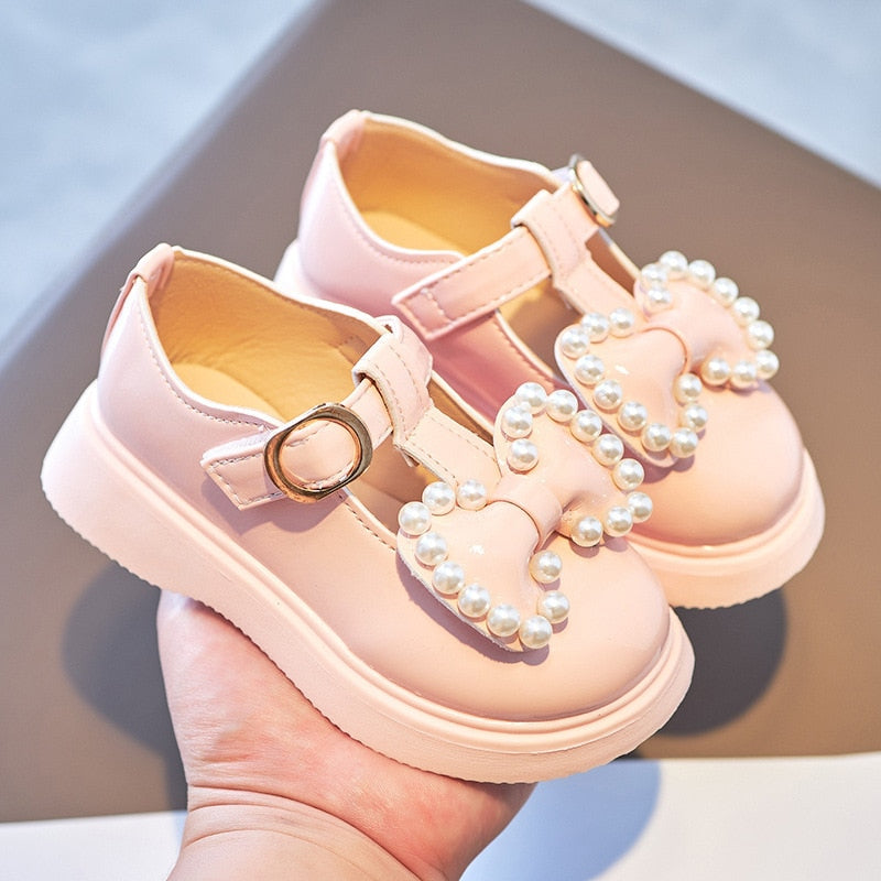 Zapatos con perlas y lazo