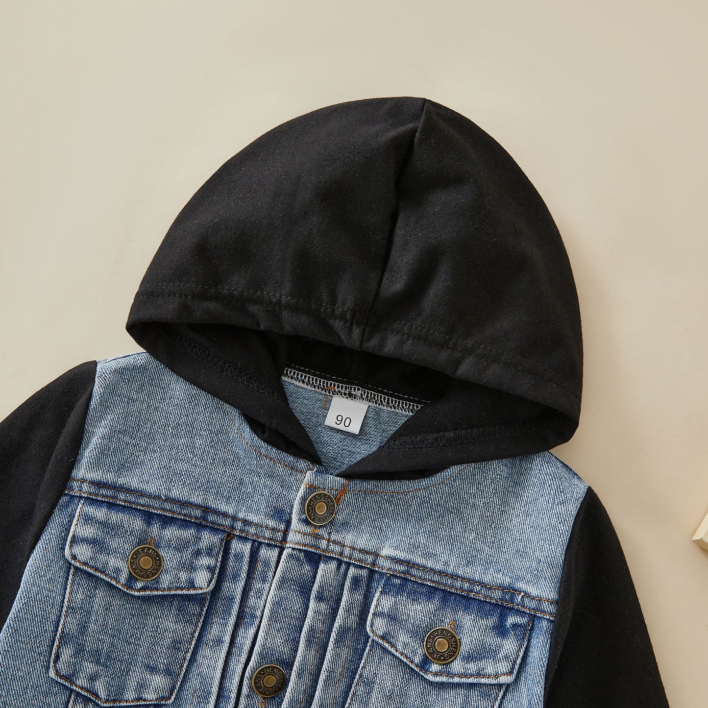 Botones de blusa infantil con capucha
