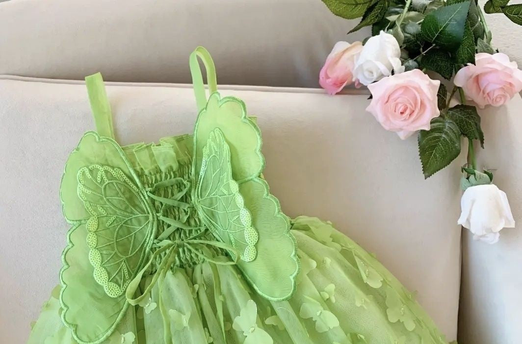 Vestido de tul con alas de mariposa 