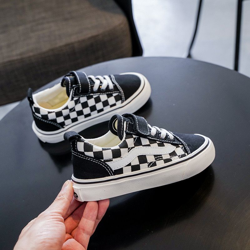 Zapatillas de ajedrez para niños 