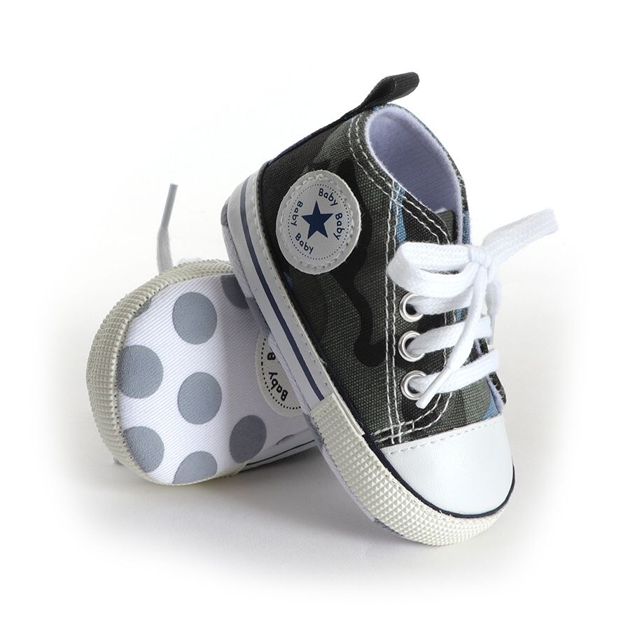 Zapatillas deportivas con estrellas de camuflaje