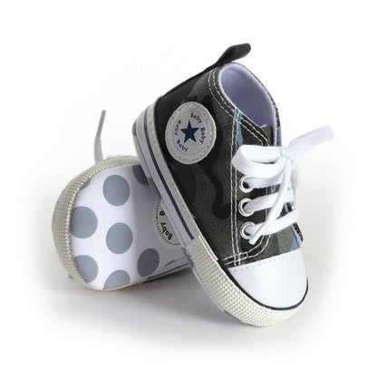 Zapatillas deportivas con estrellas de camuflaje